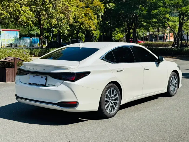Lexus ES — Фото автомобиля 7