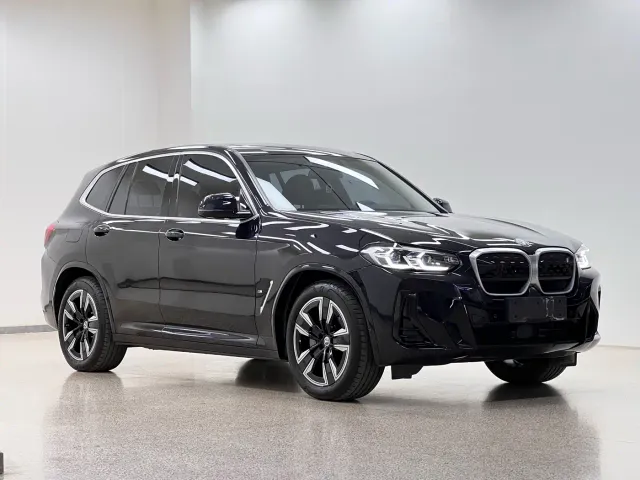 BMW iX3 — Фото автомобиля 3