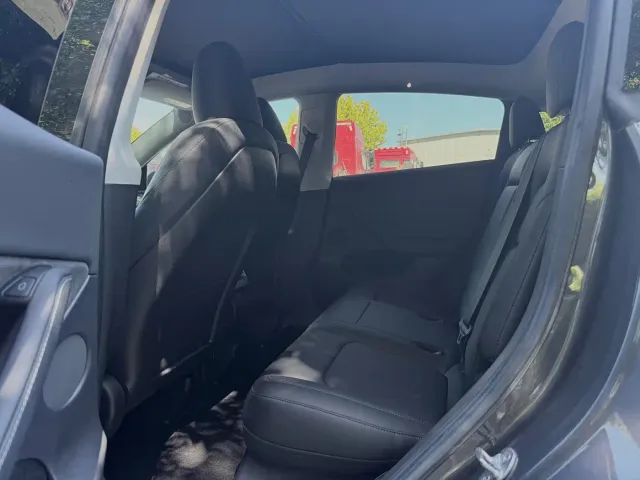 Tesla Model Y — Фото автомобиля 11