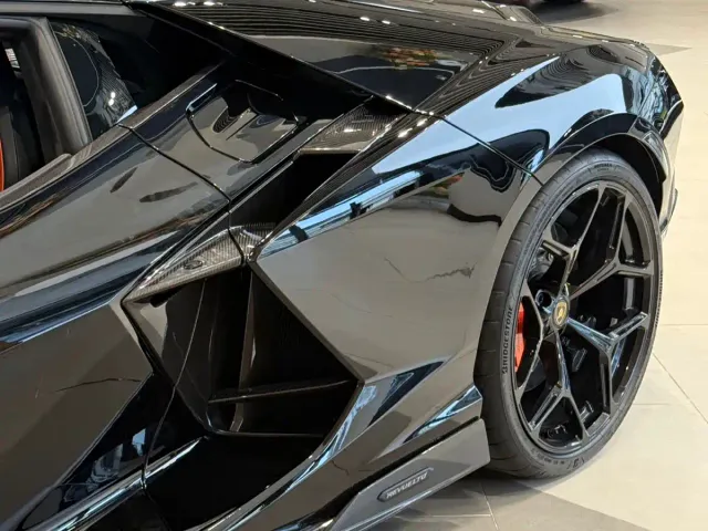 Lamborghini Revuelto — Фото автомобиля 18