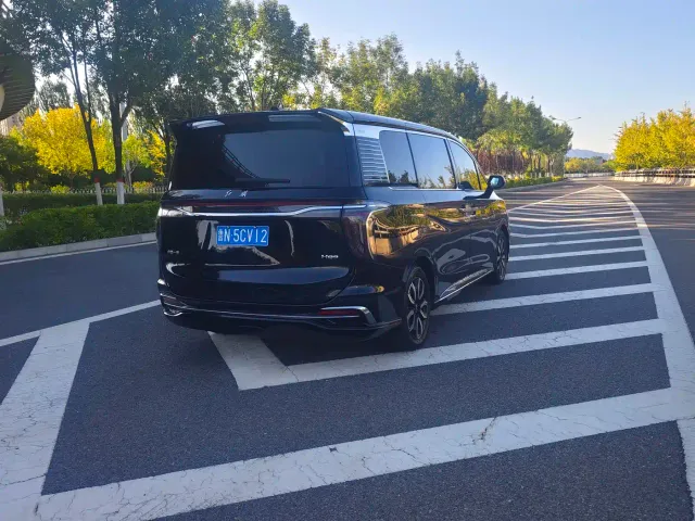 Hongqi HQ9 — Фото автомобиля 12