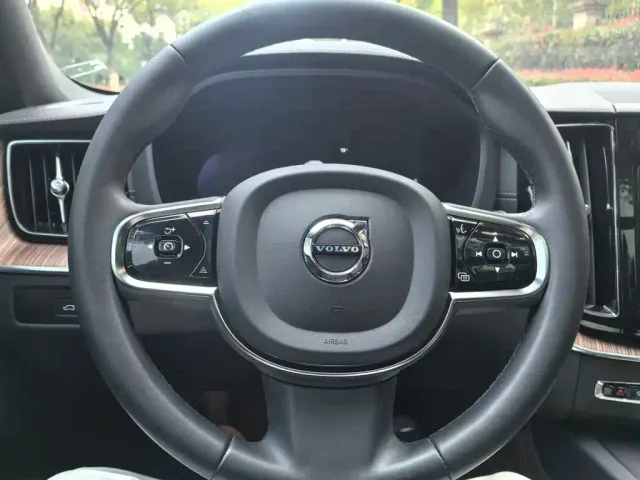 Volvo XC60 — Фото автомобиля 8