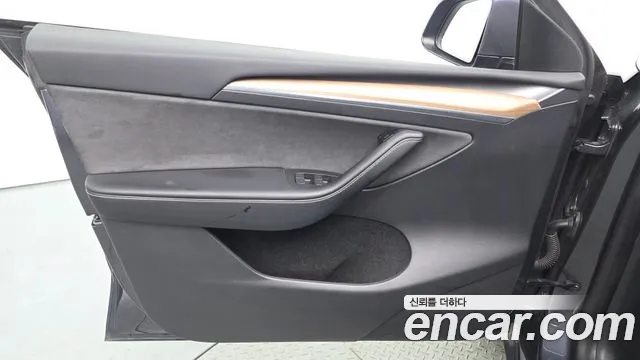 Tesla Model Y — Фото автомобиля 24