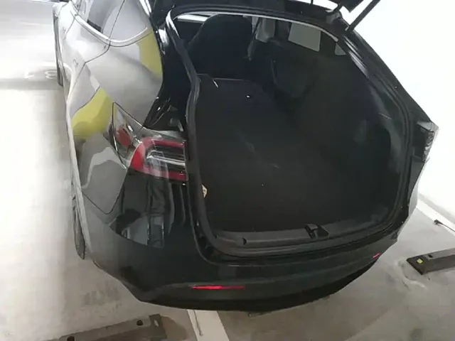 Tesla Model Y — Фото автомобиля 18