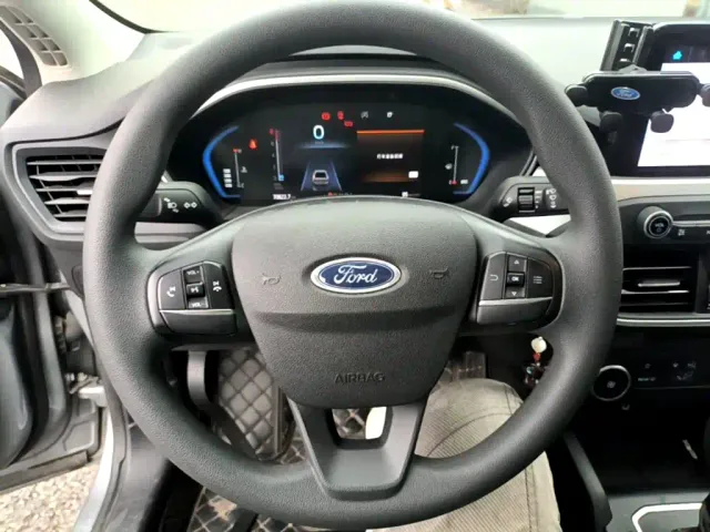 Ford Focus — Фото автомобиля 10