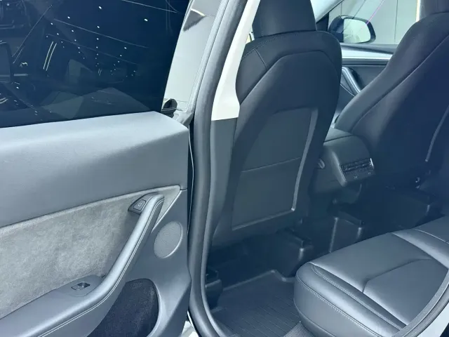 Tesla Model Y — Фото автомобиля 8