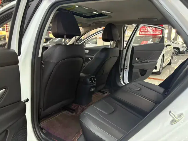 Hyundai Elantra — Фото автомобиля 5