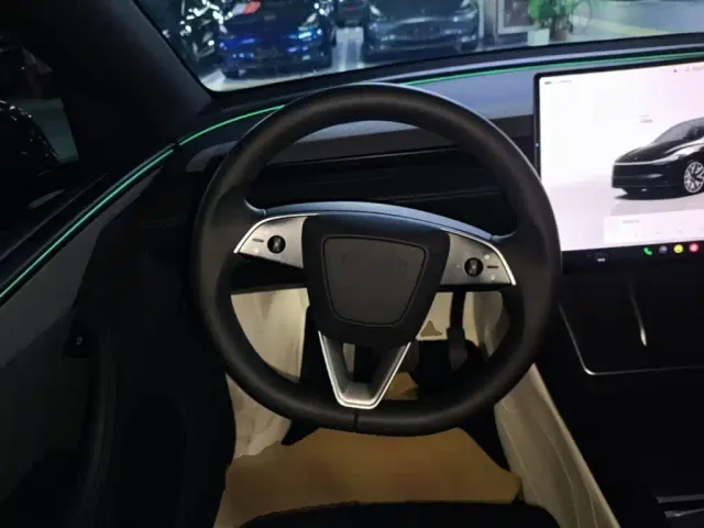 Tesla Model Y L — Фото автомобиля 10