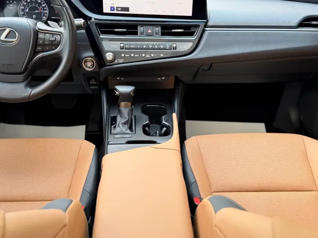 Lexus ES — Фото автомобиля 16