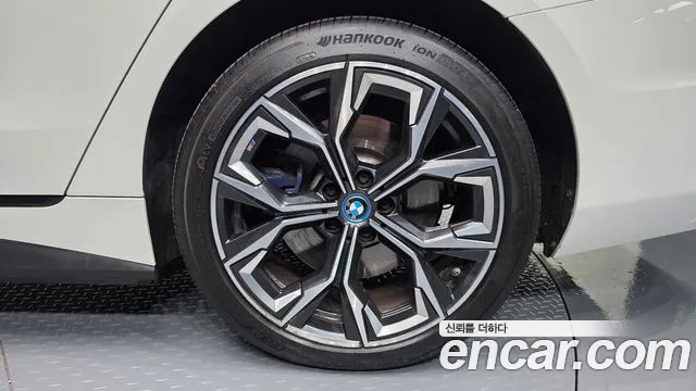 BMW i4 — Фото автомобиля 21