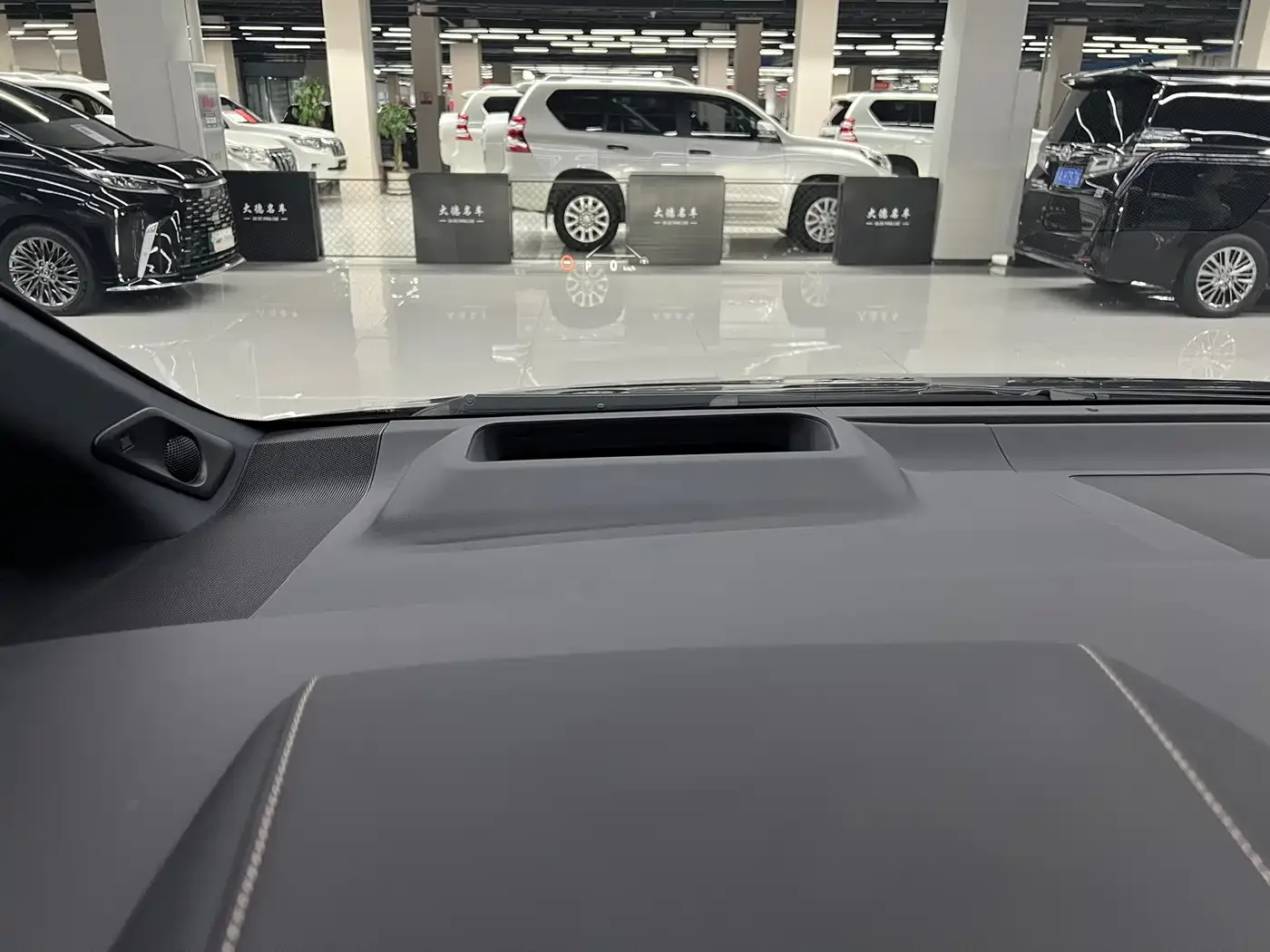 Toyota Alphard 2024 Hybrid 2.5L Ultimate Enjoyment Edition — Фото автомобиля 25