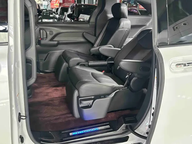 Toyota Sienna — Фото автомобиля 15