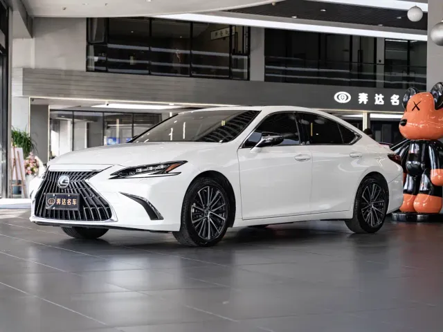 Фотография автомобиля — Lexus ES