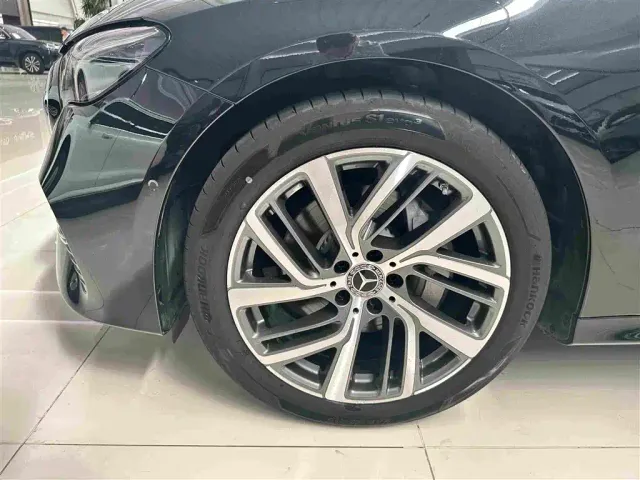 Mercedes-Benz E-Class — Фото автомобиля 4