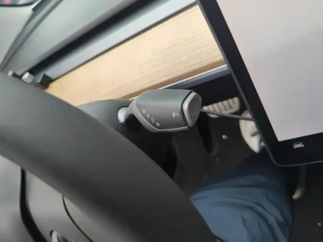 Tesla Model 3 — Фото автомобиля 16