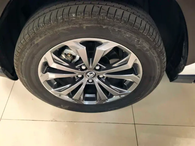 Toyota RAV4 — Фото автомобиля 10