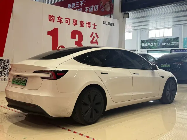 Tesla Model 3 — Фото автомобиля 4