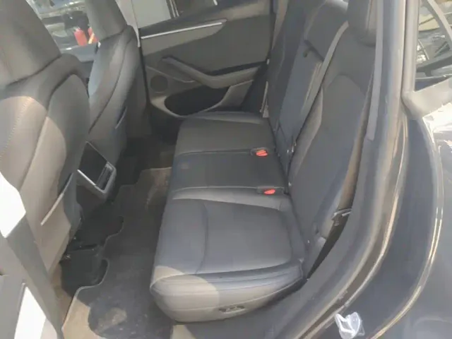 Tesla Model Y — Фото автомобиля 12