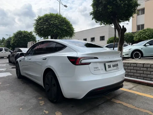 Tesla Model 3 — Фото автомобиля 5