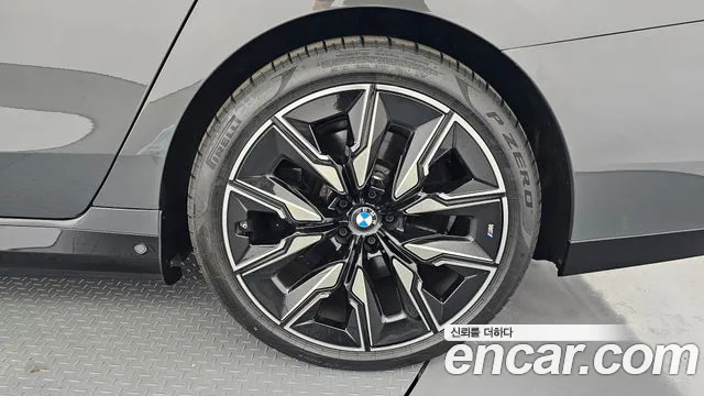 BMW i7 — Фото автомобиля 14