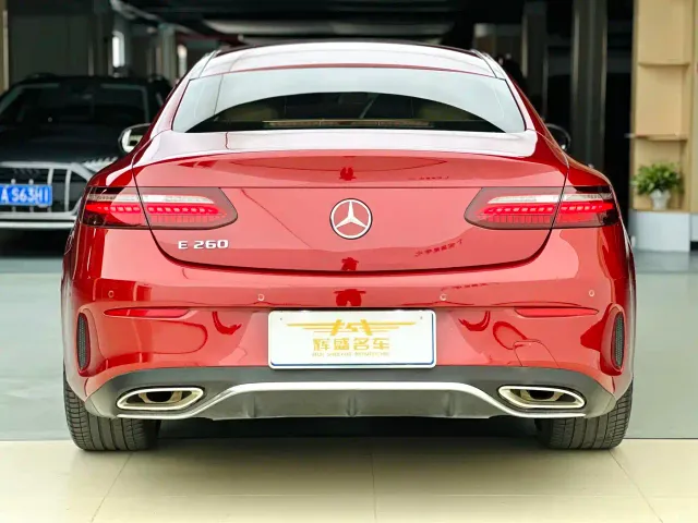 Mercedes-Benz E-Class — Фото автомобиля 4