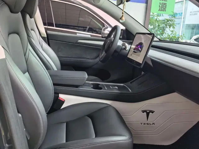 Tesla Model Y — Фото автомобиля 14