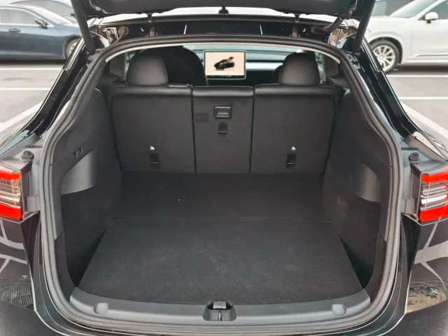 Tesla Model Y — Фото автомобиля 14
