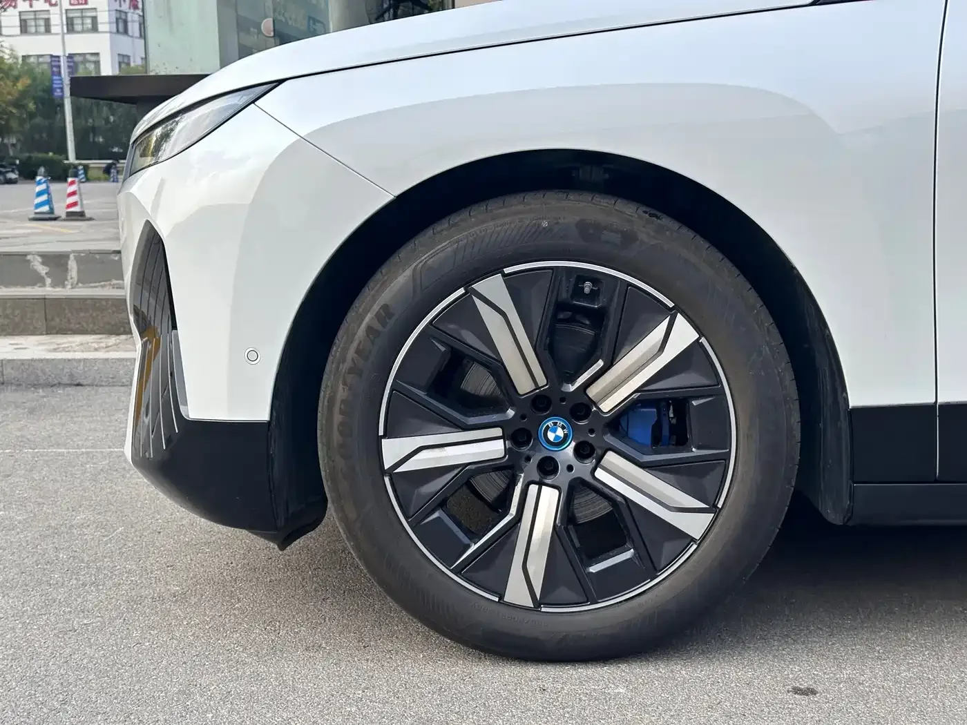 BMW BMW iX 2023 Facelift xDrive40 — Фото автомобиля 4
