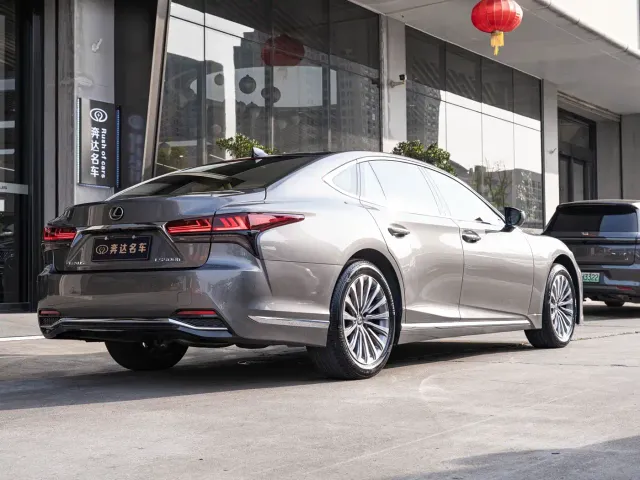 Lexus LS — Фото автомобиля 3