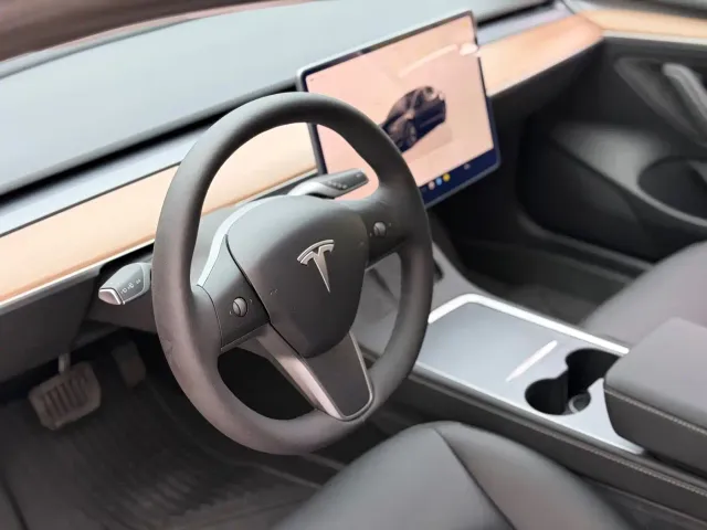 Tesla Model 3 — Фото автомобиля 11