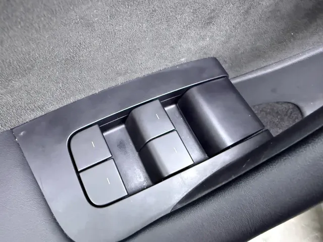 Tesla Model Y — Фото автомобиля 16