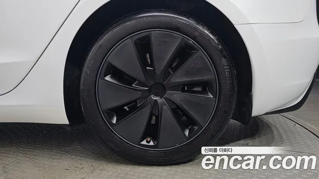 Tesla Model 3 — Фото автомобиля 6
