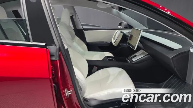 Tesla Model 3 — Фото автомобиля 17