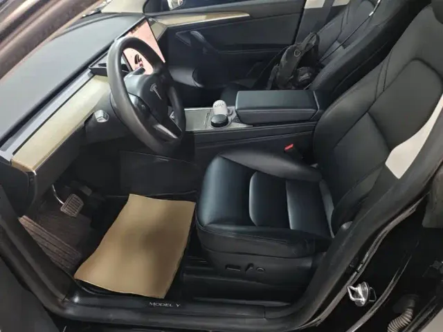 Tesla Model Y — Фото автомобиля 14