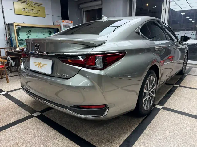 Lexus ES — Фото автомобиля 4