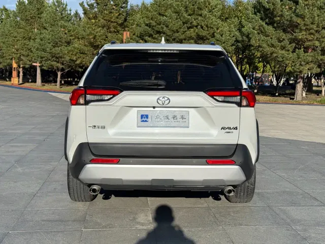 Toyota RAV4 — Фото автомобиля 8