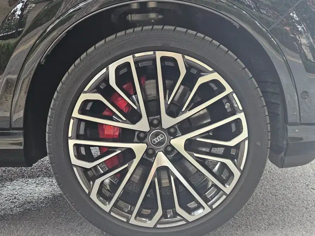 Audi SQ7 — Фото автомобиля 23