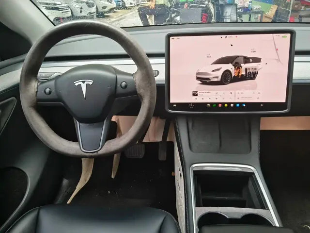 Tesla Model Y — Фото автомобиля 6