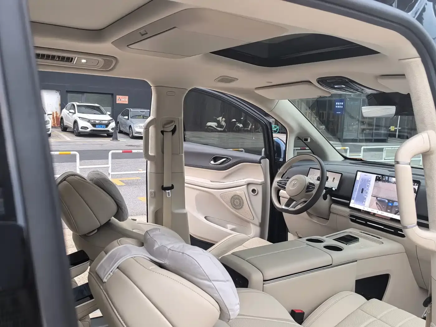Voyah Auto Voyah Dreamer 2025 Model PHEV 4WD Premium QianKun Edition — Фото автомобиля 5