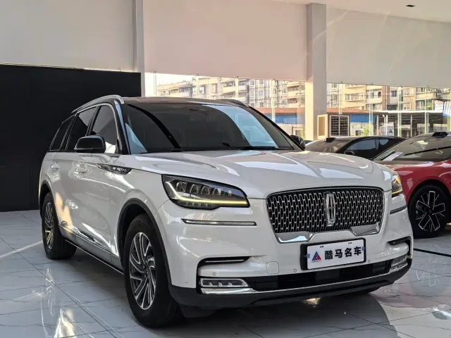 Lincoln Aviator — Фото автомобиля 3