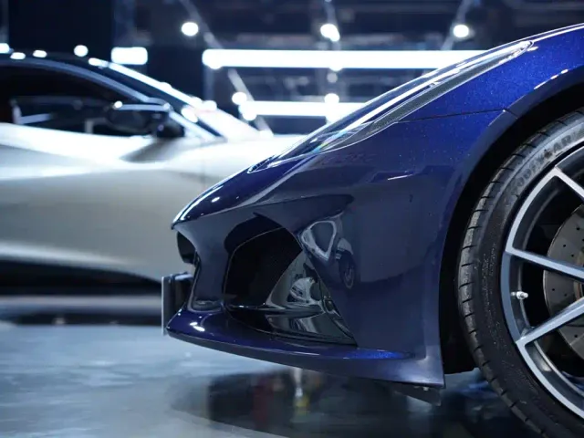 Lotus Emira — Фото автомобиля 14