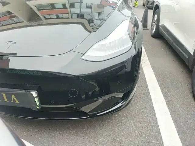 Tesla Model Y — Фото автомобиля 23