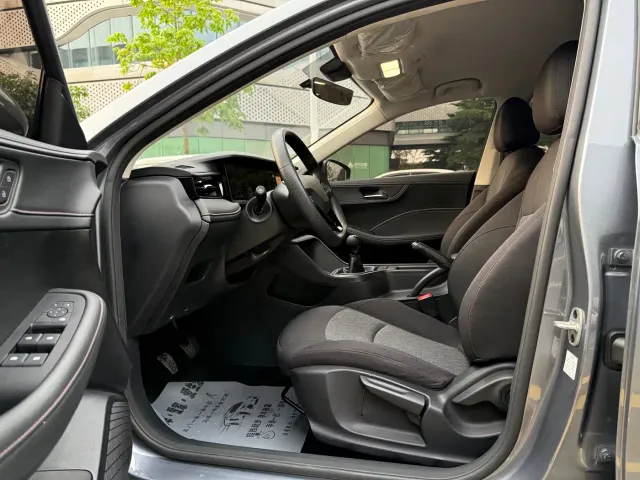 Roewe i5 — Фото автомобиля 11