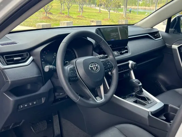 Toyota RAV4 — Фото автомобиля 6