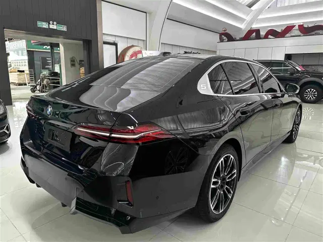 BMW 5 Series — Фото автомобиля 17