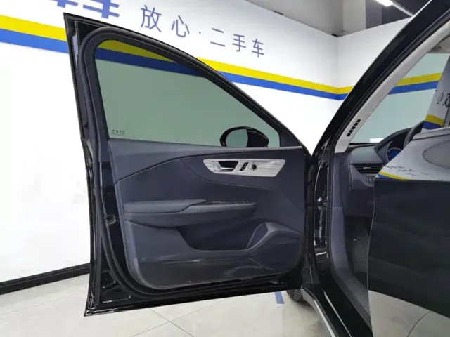 Hongqi E-QM5 — Фото автомобиля 7