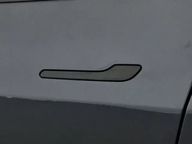 Tesla Model Y — Фото автомобиля 18
