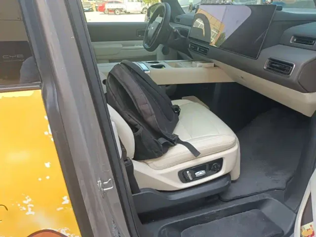 Li Auto MEGA — Фото автомобиля 24