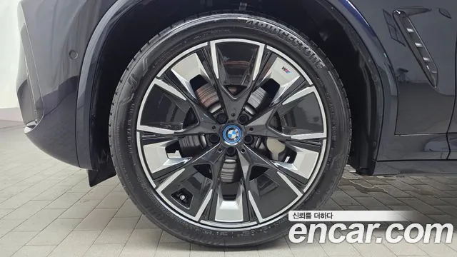 BMW iX3 — Фото автомобиля 5