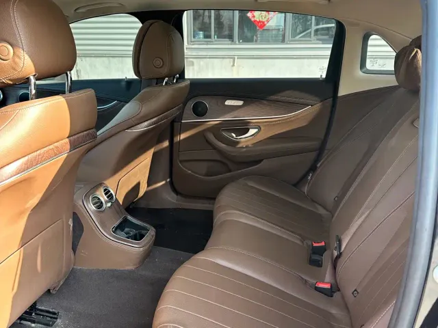 Mercedes-Benz E-Class — Фото автомобиля 5